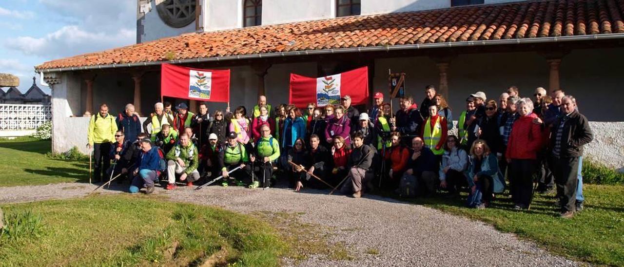 Un grupo de excursionistas posa ante la iglesia de Verdicio.