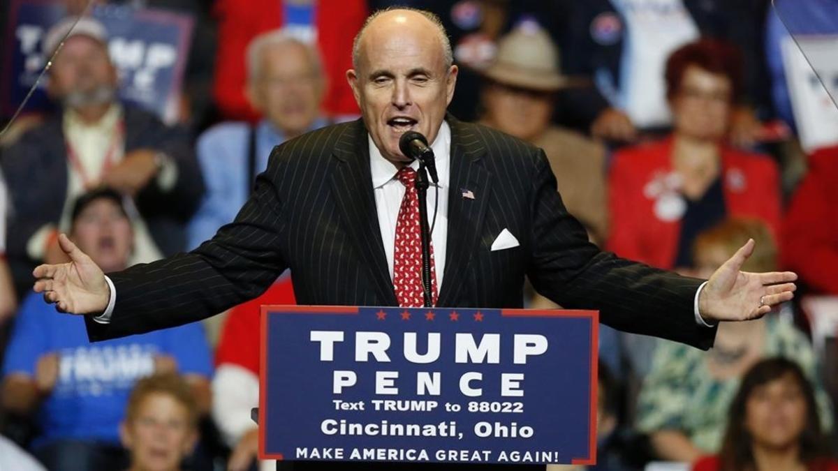 Giuliani, haciendo campaña por Trump.