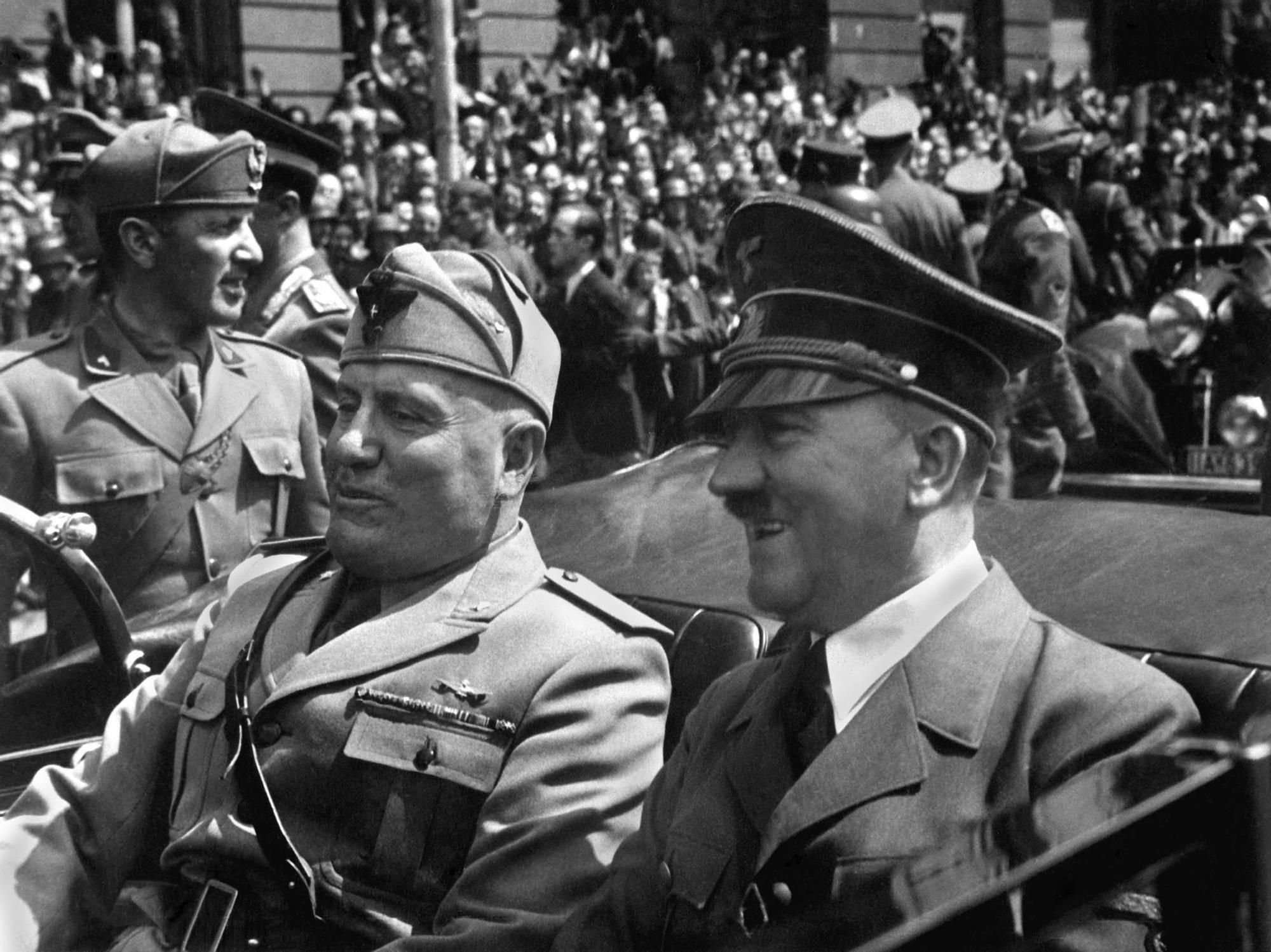 Benitto Mussolini junto a Adolf Hitler.