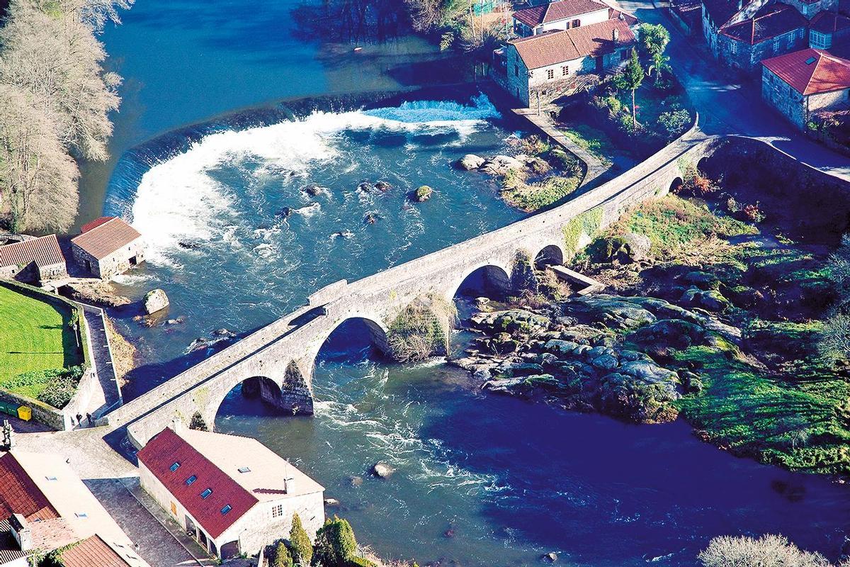 Vista aérea del viaducto de A Ponte Maceira sobre el río Tambre, con una orilla en Negreira y la otra en Ames. Foto: CDA