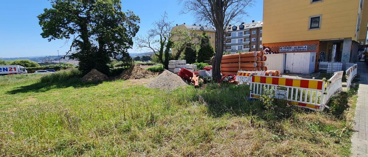 Material de la obra de Vilaboa, paralizada, la semana pasada.