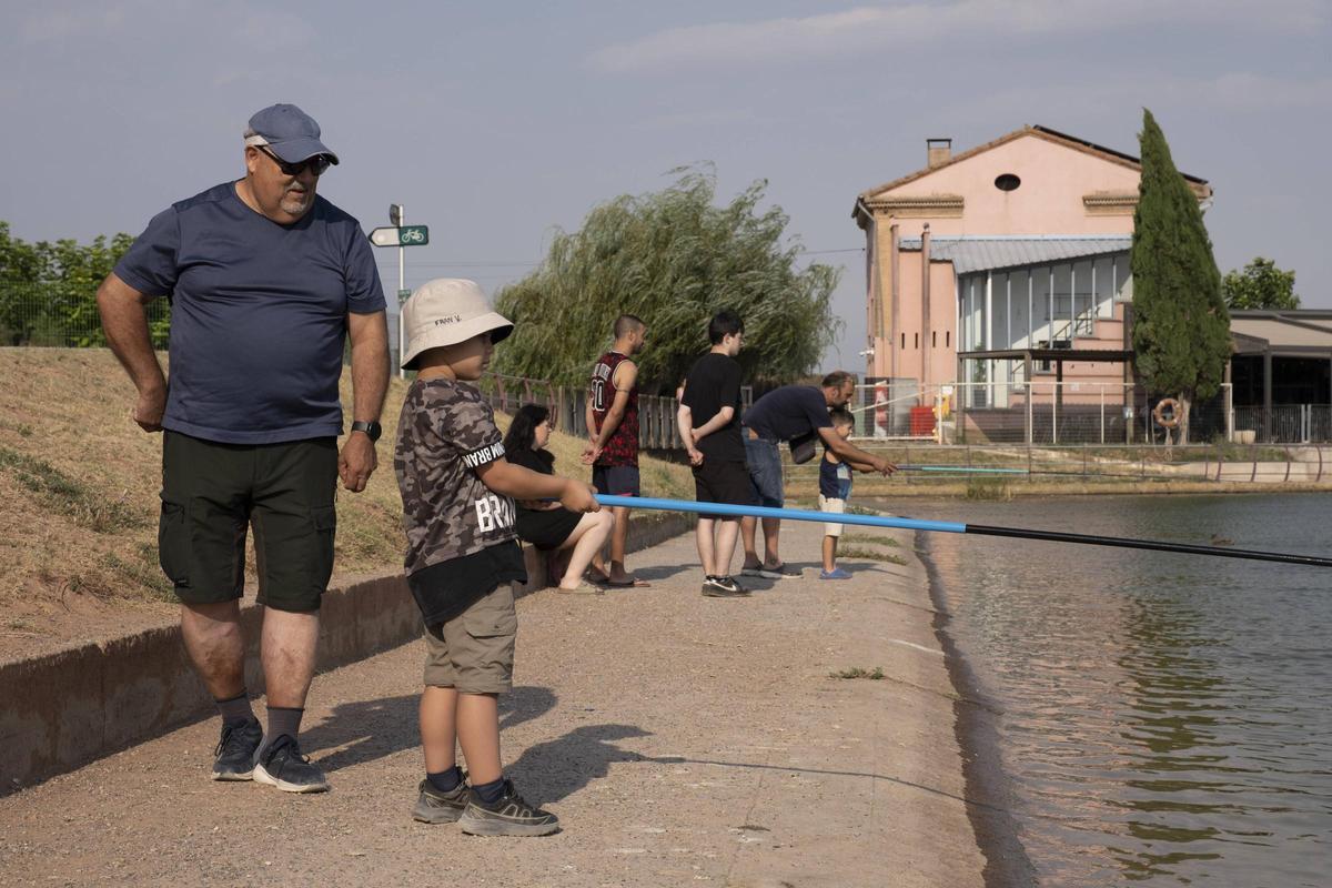El curs de pesca infantil amb pescadors veterans de l'agrupació de manresa i els petits aprenents