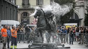 Traslado de la estatua ecuestre de Franco de un almacén municipal hasta el Born.