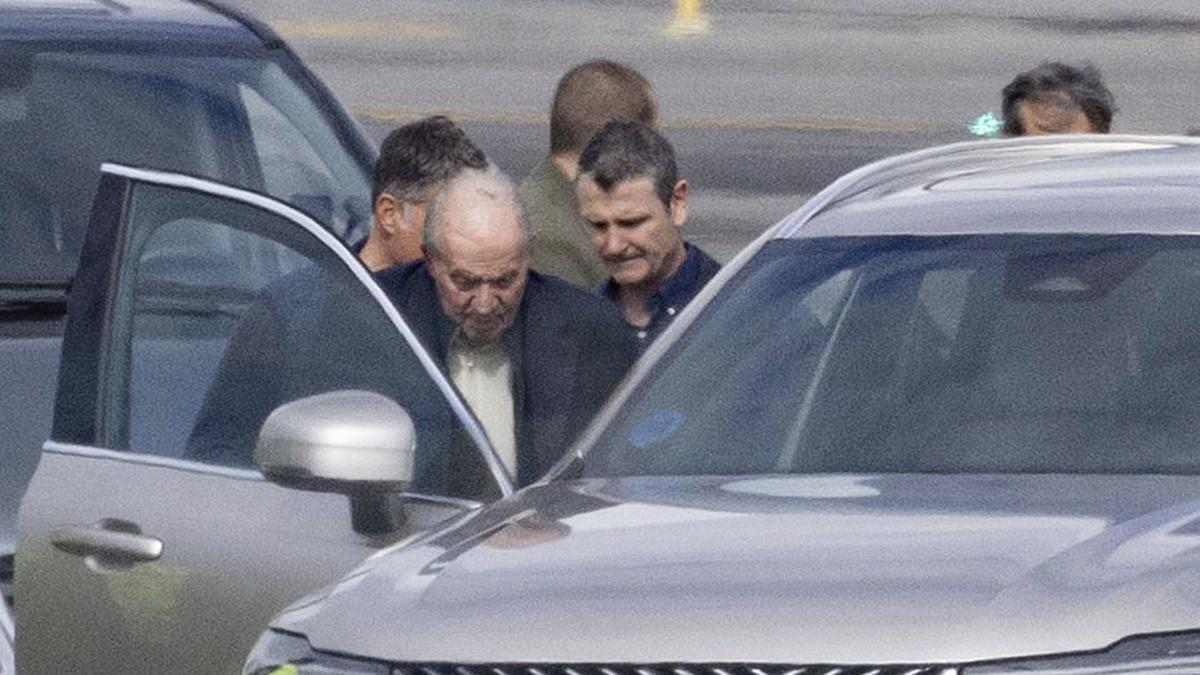Juan Carlos I aterriza en Vigo para retomar las regatas en Sanxenxo