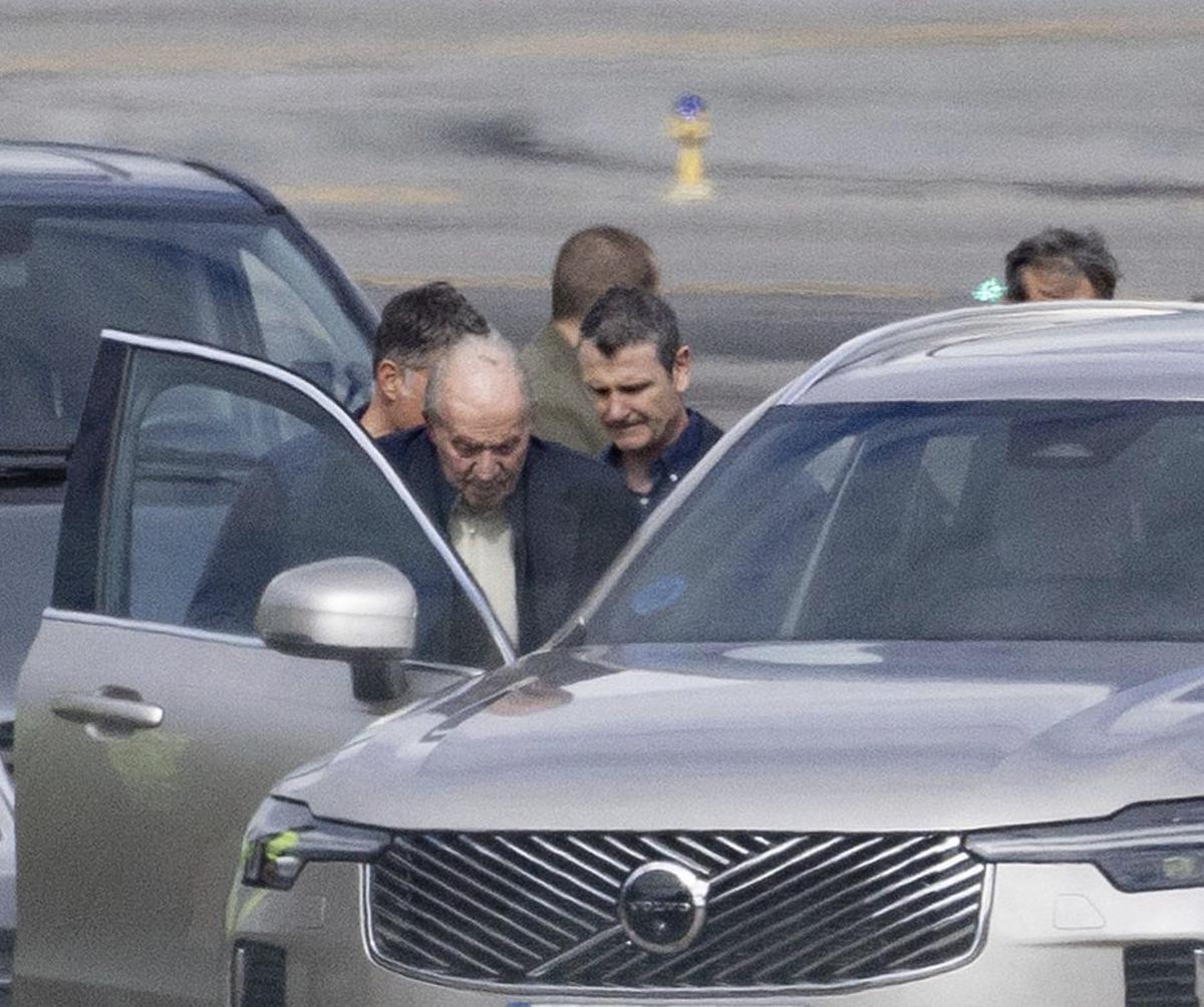 El rey emérito sube al coche de Campos en Vigo.