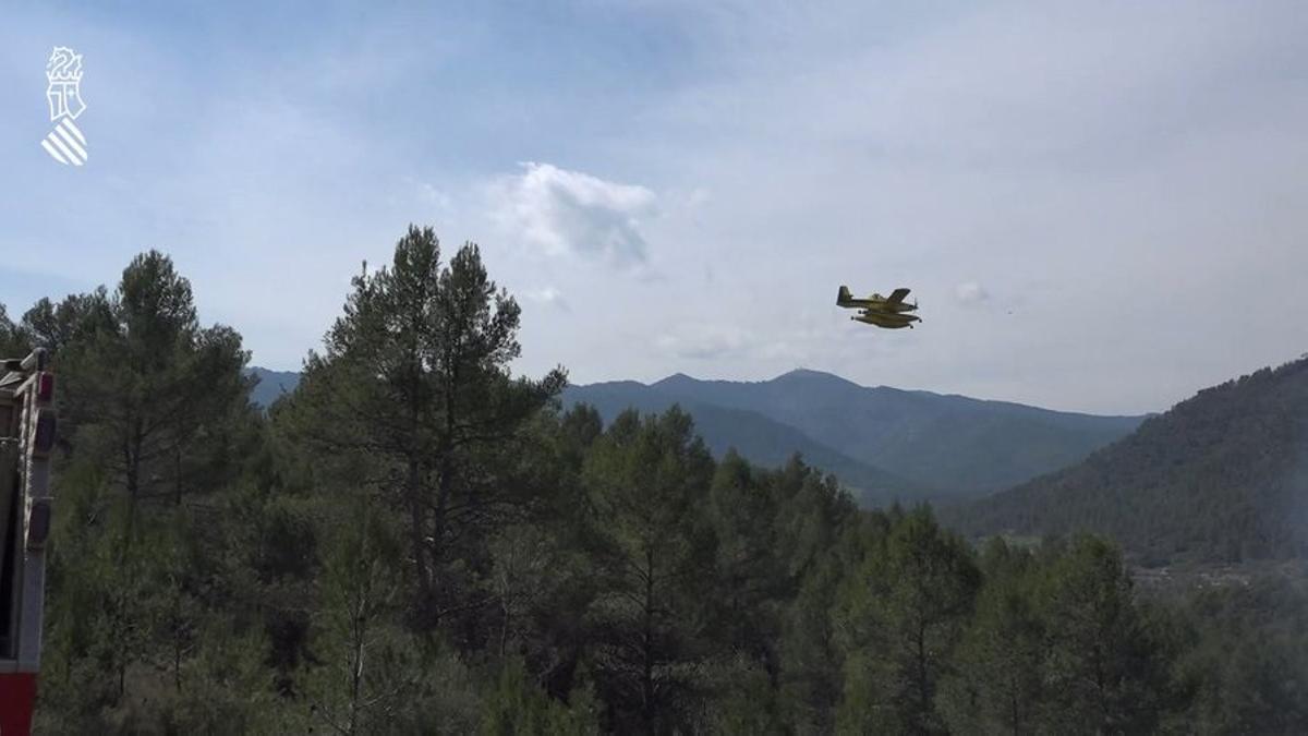 Un avión sobrevuela la zona del incendio de Villanueva de Viver