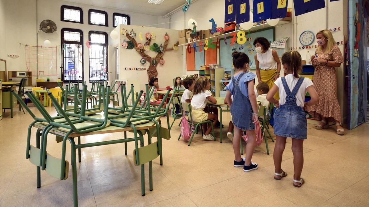 Varios alumnos en una clase de Infantil en Cartagena. | IVÁN URQUÍZAR