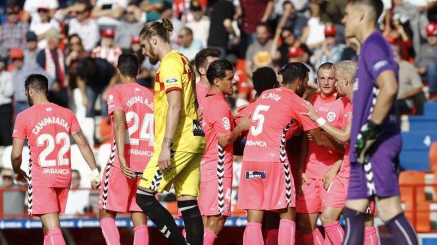 Los jugadores del Lugo rodean a Carlos Pita (5) tras marcar el único gol del partido.