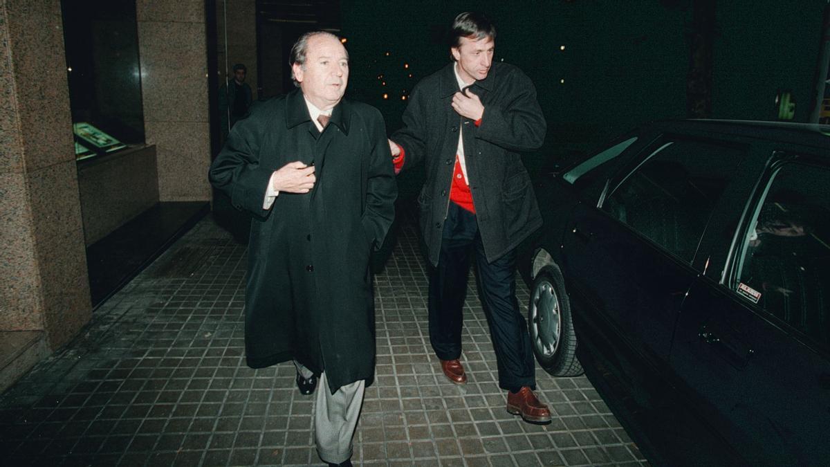 Cruyff y Núñez salen de una reunión en 1995.