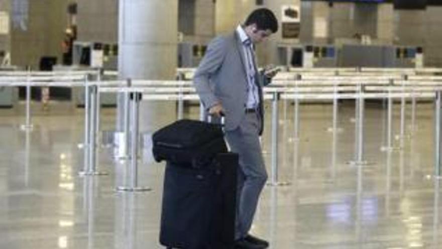 Ganz so groß geht&#039;s dann doch nicht: Passagier bei der Kofferaufgabe am Flughafen von Mallorca.