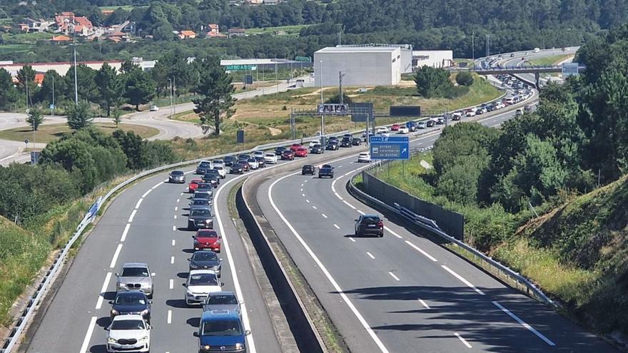 Atascos en la autovía do Salnés poco antes de llegar a Sanxenxo. el pasado verano.