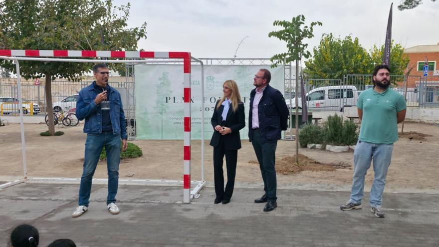 Los ediles José Guillén y Pilar Torres estuvieron presentes en el acto en el CEIP Los Rosales
