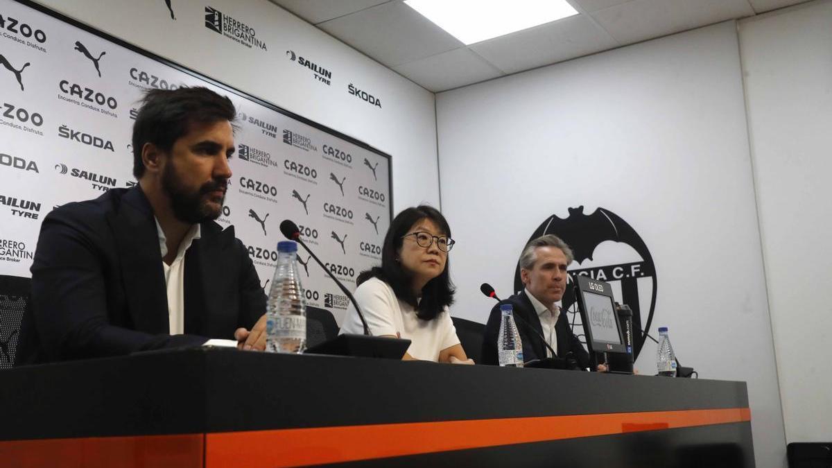 Javier Solís, director corporativo y portavoz del club, junto a Lay-Hoon, presidenta del VCF y Miguel Ángel Corona, director técnico, durante una rueda de prensa