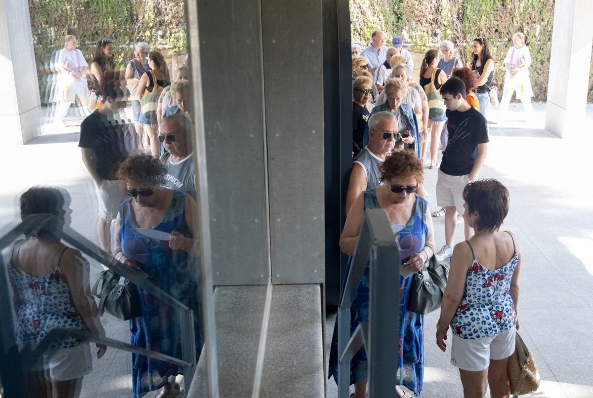 Largas colas para las entradas del Concierto de Hogueras de INFORMACIÓN