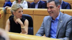 El presidente del Gobierno, Pedro Sánchez, conversa con la vicepresidenta segunda del Gobierno y ministra de Trabajo y Economía Social, Yolanda Díaz, en el Senado.