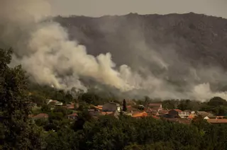 Sigue activo el fuego que asoló ya 570 hectáreas del paraíso  natural de Penas Libres