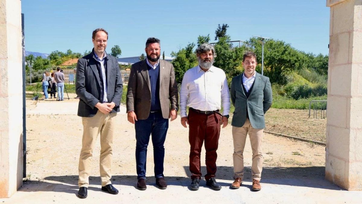 Las autoridades insulares y municipiales, este martes en el acto de inauguración del nuevo espacio público.