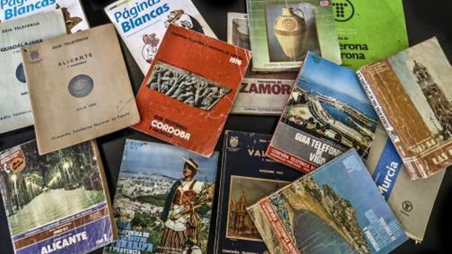 Guías telefónicas de diversas provincias, en su gran mayoría editadas antes de 1990, y detalles de portadas.