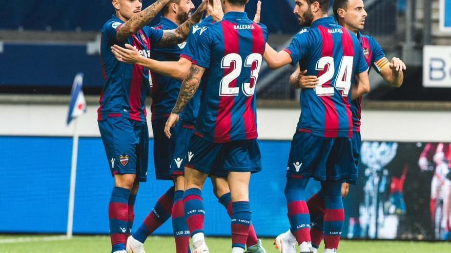 Los jugadores celebran el gol