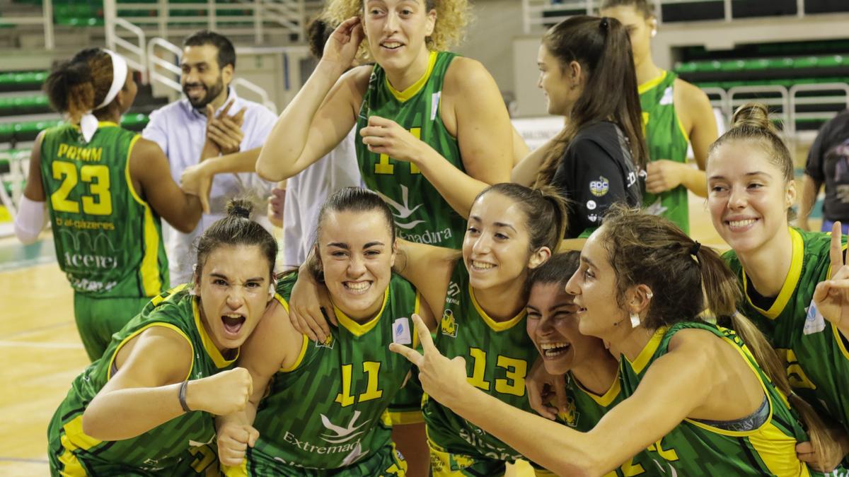 Las jugadoras del Al-Qázeres celebran el triunfo ante el Mataró.