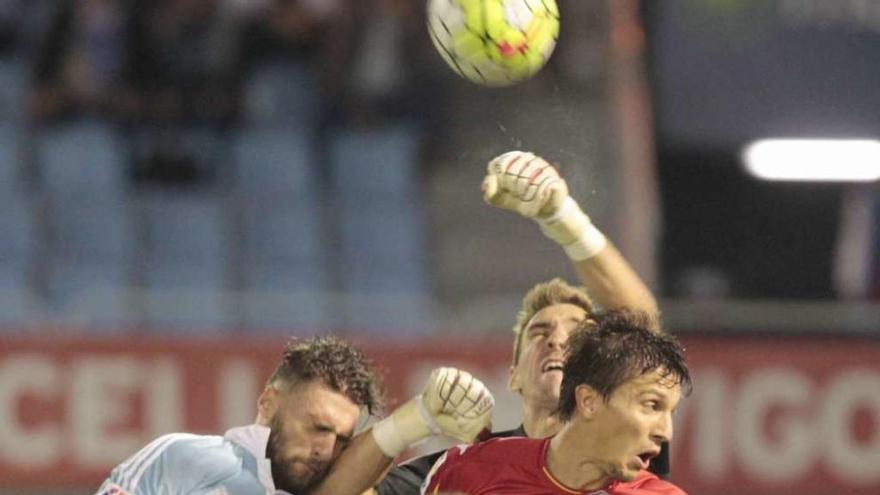 Guaita se anticipa al intento de remate de Sergi Gómez y despeja el balón. // José Lores