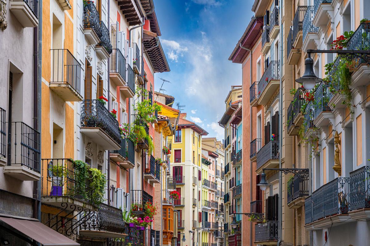 Calle de casas coloridas en Pamplona.