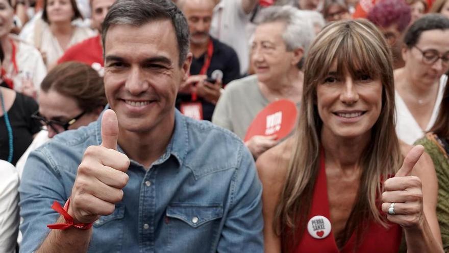 Pedro Sánchez y Begoña Gómez en un acto electoral.