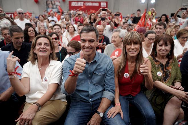 Pedro Sánchez y Begoña Gómez en un acto electoral.