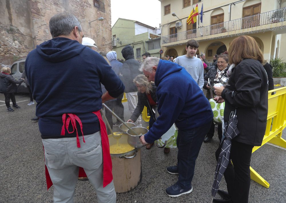 Reparto de calderas en Albalat dels Tarongers en día de su patrona.