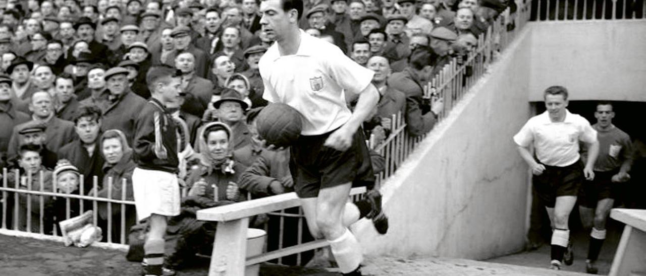 Johnny Haynes salta a Craven Cottage al frente del Fulham.