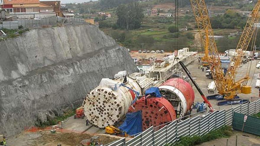 Las tuneladoras comenzarán a trabajar en As Maceiras en dos meses n La entrada de las vías de alta velocidad en Vigo será subterránea en un recorrido aproximado de ocho kilómetros y medio. Las tuneladoras, que continúan su montaje en la zona de As Maceiras, en Redondela, comenzarán a trabajar bajo los montes de A Madroa en un plazo aproximado de dos meses. Una vez que comiencen a oradar el terreno no se detendrán hasta llegar a la zona de la estación de Urzáiz. Los cuerpos principales de los aparatos están ya colocados, como se observa en la fotografía, en la zona acotada por donde discurrirá el trazado del AVE que llegue desde Pontevedra, con viviendas próximas al terraplén ya acondicionado.