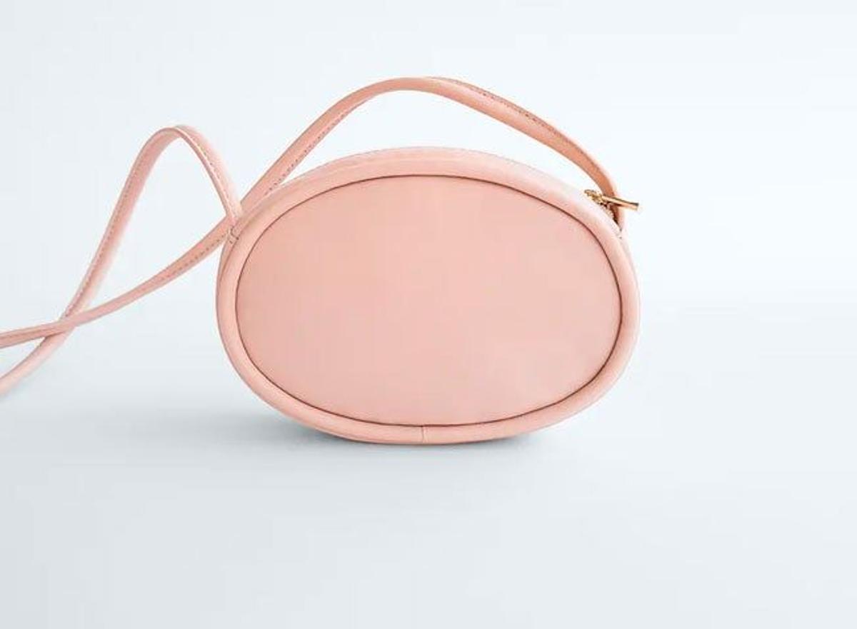 Bolso de piel ovalado en color rosa claro de Zara. (Precio: 29,95 euros)