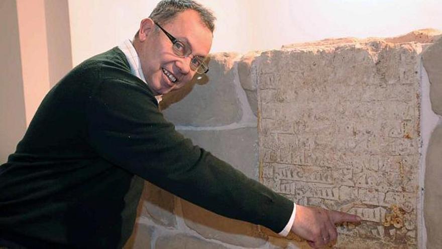 Emilio Diz, tras la entrevista, en la sala museo San Juan de Dios, donde se exponen los restos arqueológicos de Orihuela.