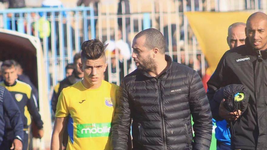 Youcef Attal (a la izquierda), antes de un partido con su equipo / El Correo