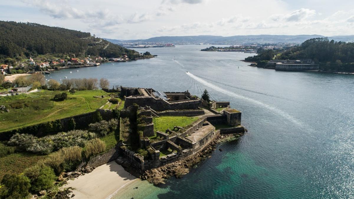 Vista lateral y aérea de la emblemática fortaleza situada en Ferrol