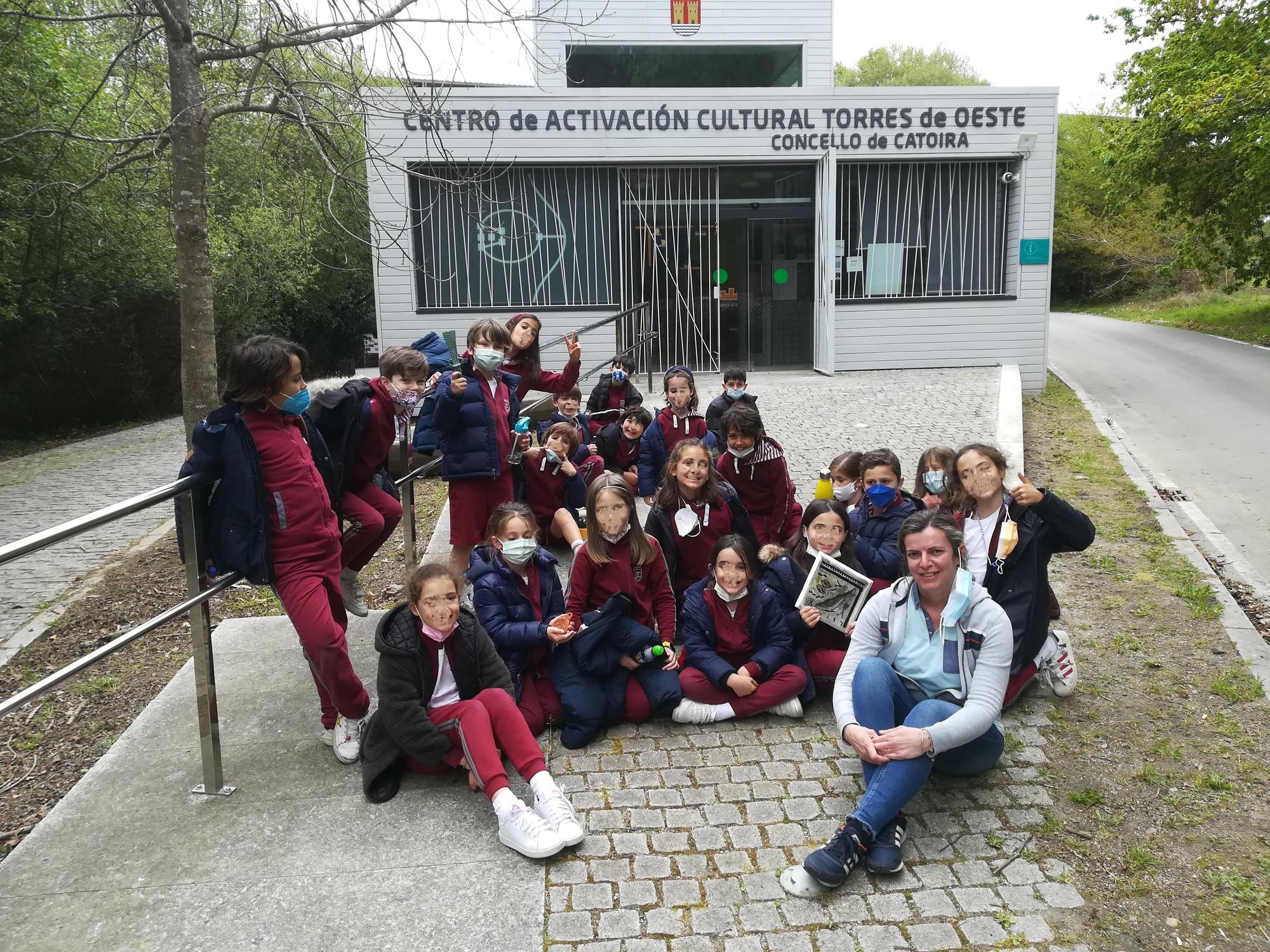 La visita de un grupo de niños de un colegio coruñés al Cacto, acompañados de la monitora del mismo, Ana González.