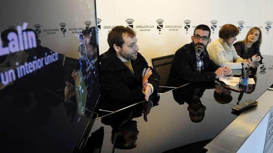 Emilio Fernández, Francisco Vilariño, Celia Alonso y la técnico municipal Loli García. // Bernabé/Javier Lalín