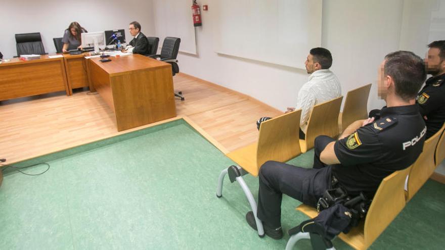 El condenado por secuestro y agresión sexual, el día que fue juzgado en la Audiencia de Alicante.