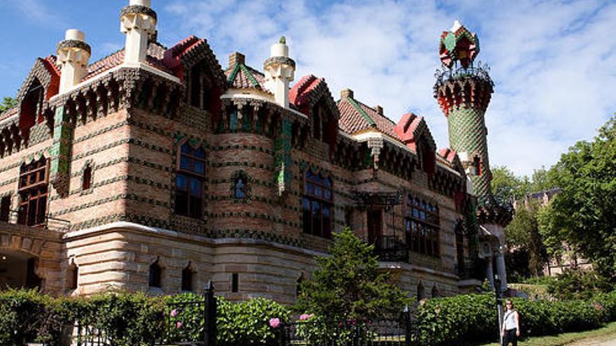 El emblemático edificio de Gaudí en Comillas (Cantabria)