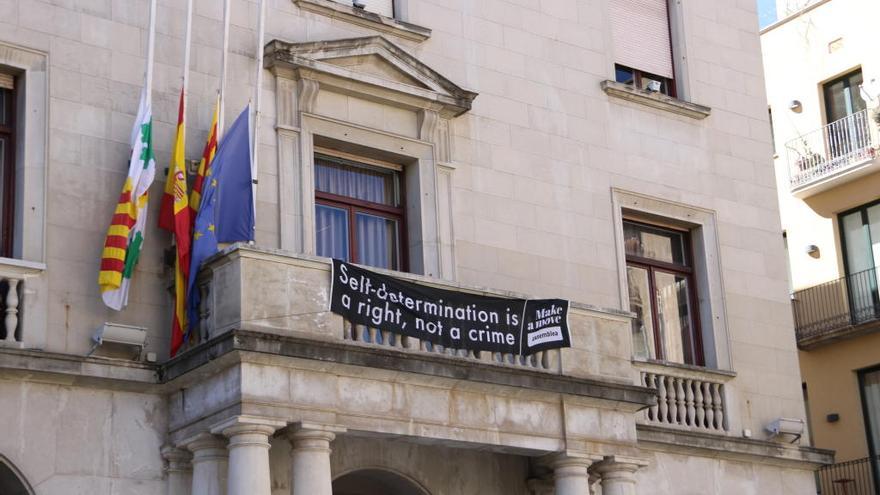 La pancarta que es pot veure al balcó de l&#039;Ajuntament de Figueres, aquest 18 de març del 2019. (Horitzontal)