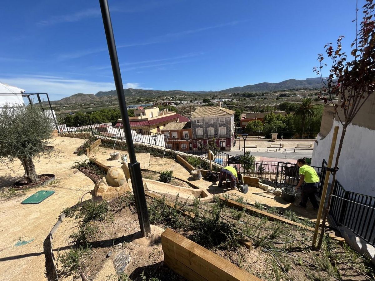 Los trabajos de construcción del Jardín Fernando Maestre Gil en el casco antiguo de Sax.
