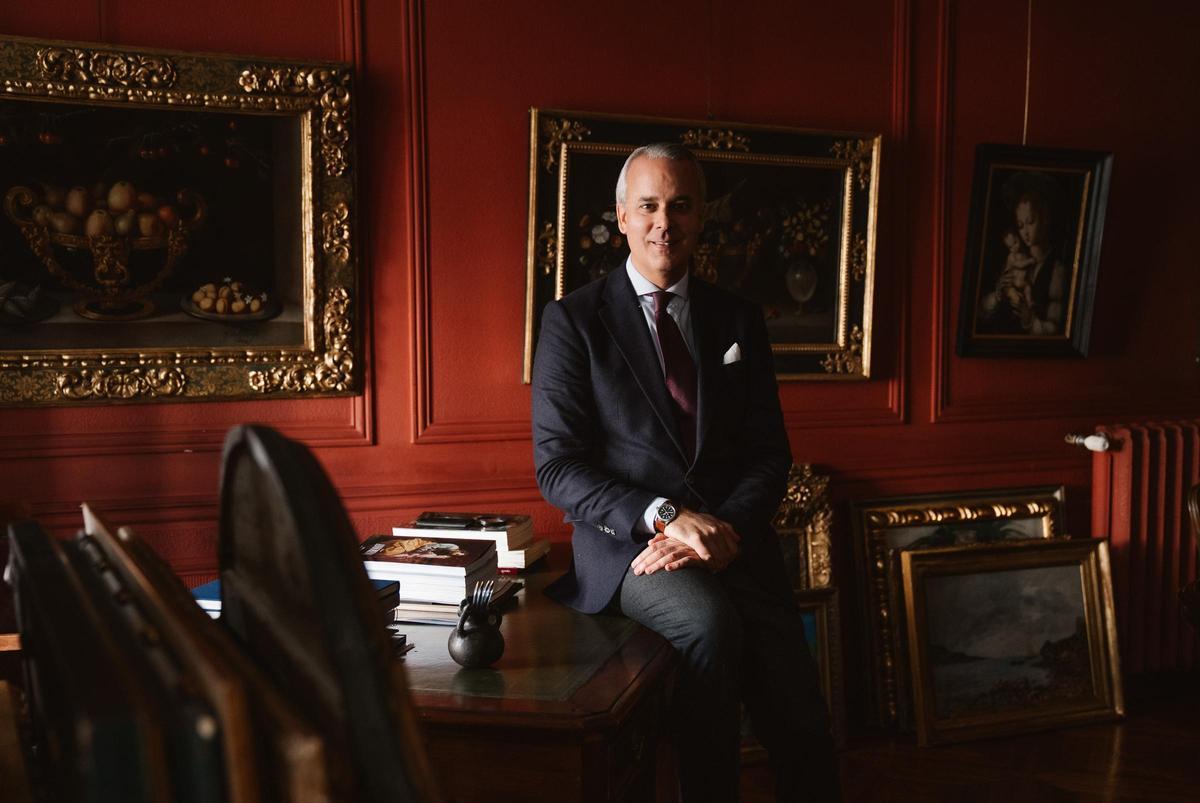 Alfonso Mato Yllera, director general de la sala de subastas Ansorena, en su despacho.
