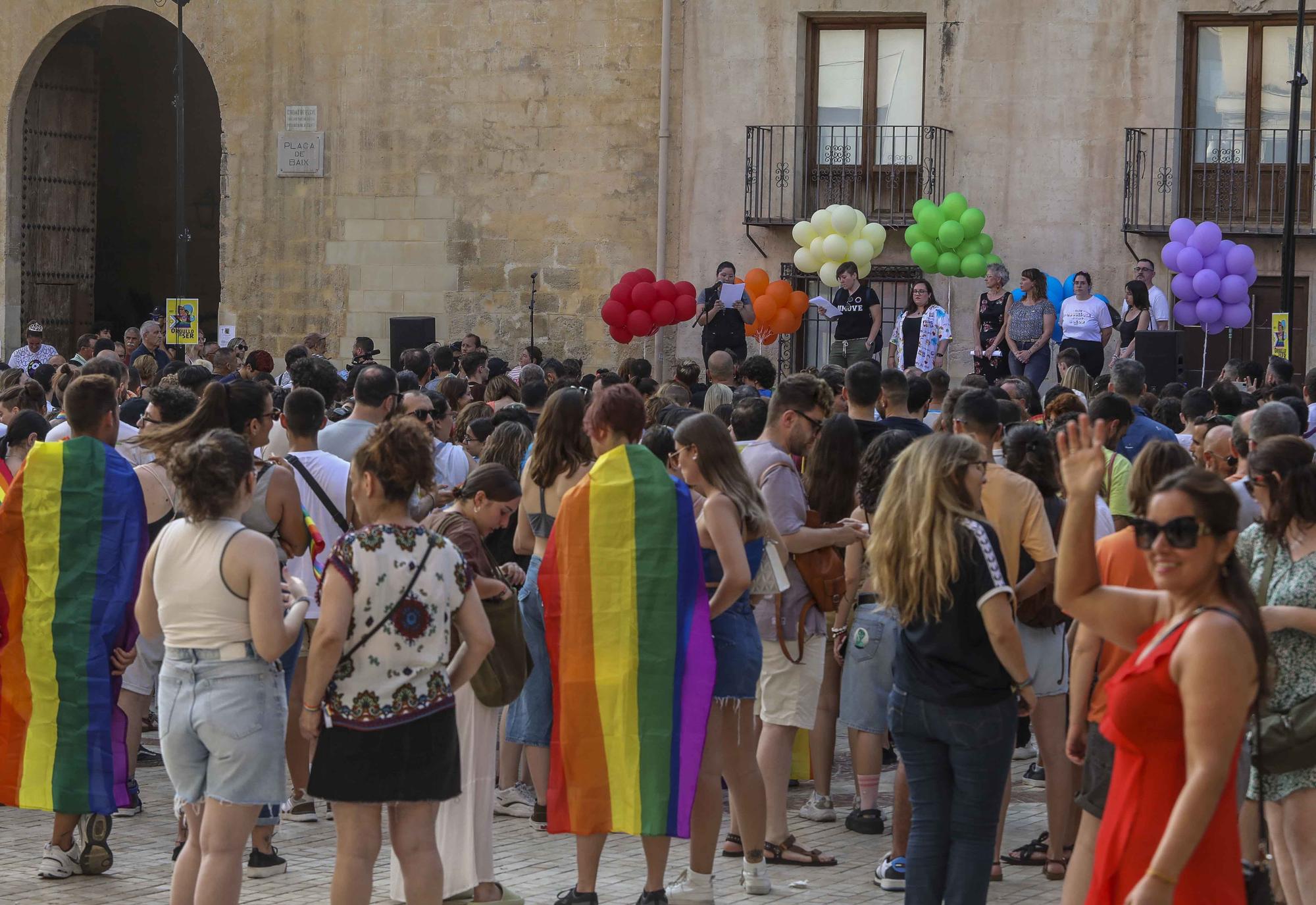 El acto de los colectivos por el Dia del Orgullo llena la Plaça de Baix