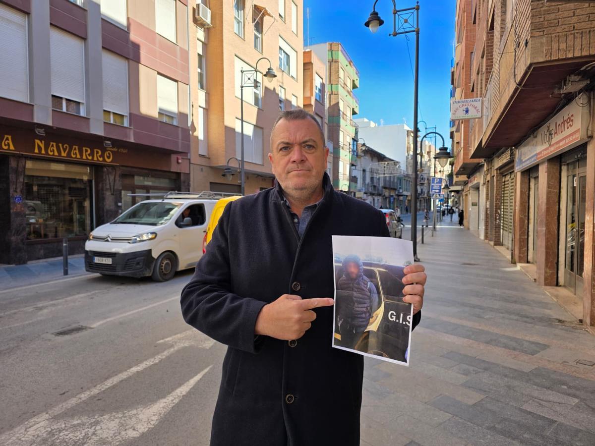 Juan Miguel Bayonas, en San Cristóbal, muestra la imagen del detenido.