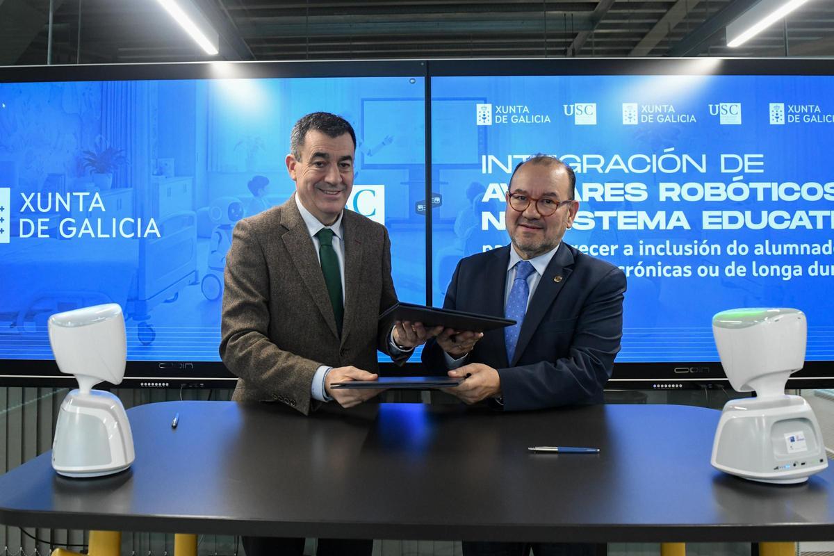 O conselleiro de Educación, Román Rodríguez, e o reitor da USC, Antonio López, asinaron un convenio para o deseño da ferramenta.