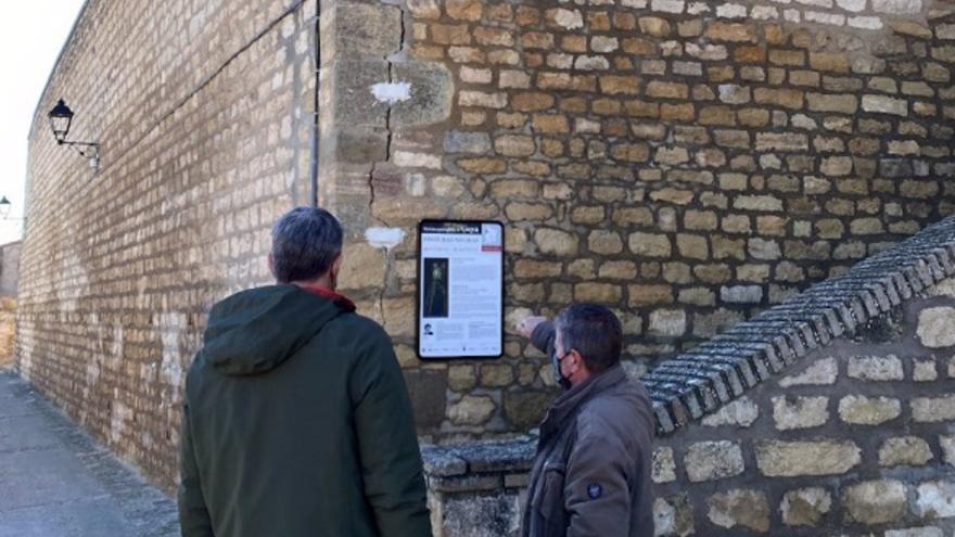 El Ayuntamiento de Fuendetodos alerta del estado del muro de la calle de la Fuente tras agrandarse una grieta