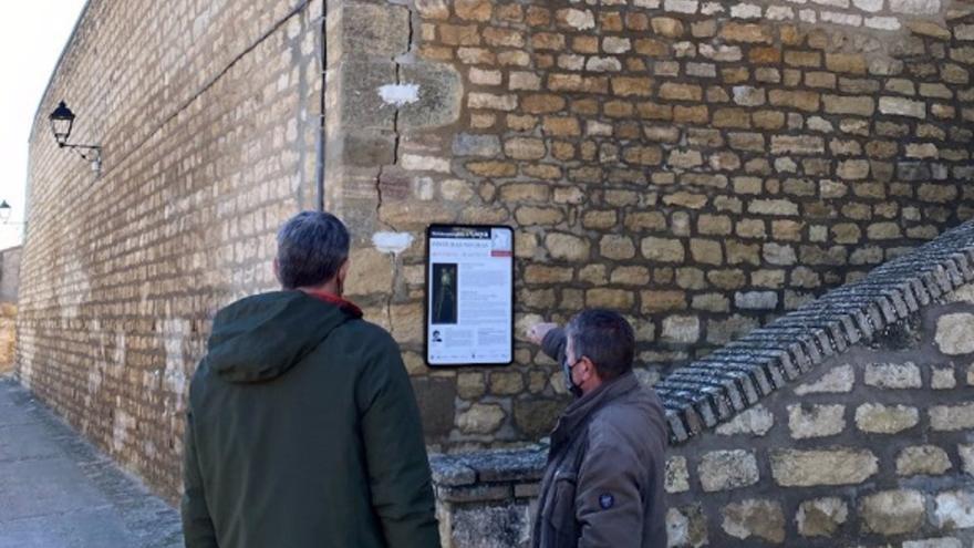 El Ayuntamiento de Fuendetodos alerta del estado del muro de la calle de la Fuente tras agrandarse una grieta