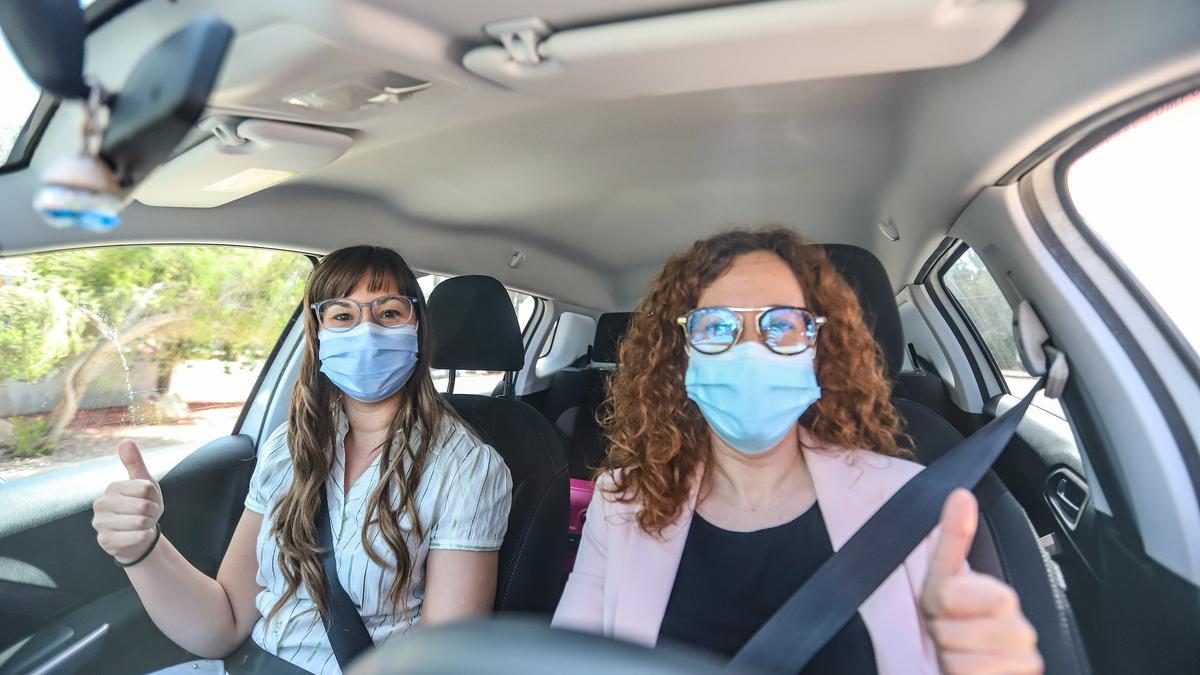 Nuria González y Estela Blanquer, trabajadoras de la firma Blinker y usuarias de la plataforma de coche compartido de Las Atalayas.