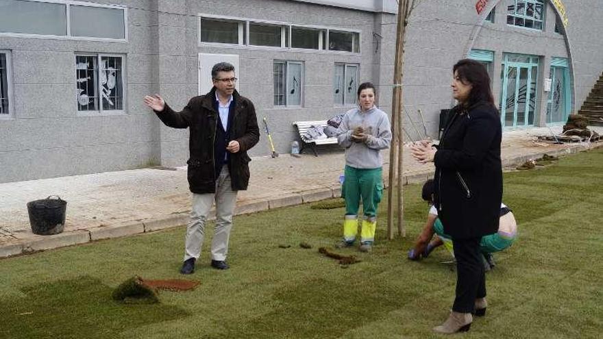 El alcalde y la edil de Benestar Social visitan el nuevo jardín. // FdV