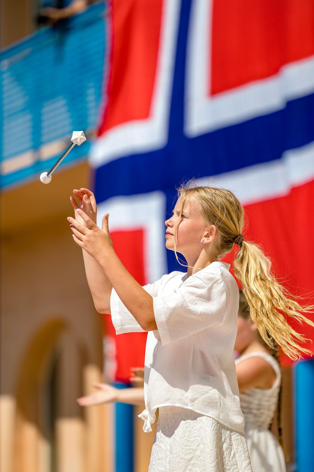 Banderas, desfiles, música, trajes regionales y un sol de justicia. L'Alfàs del Pi ha vuelto a ser este martes una "pequeña" Noruega con la celebración día oficial del país.